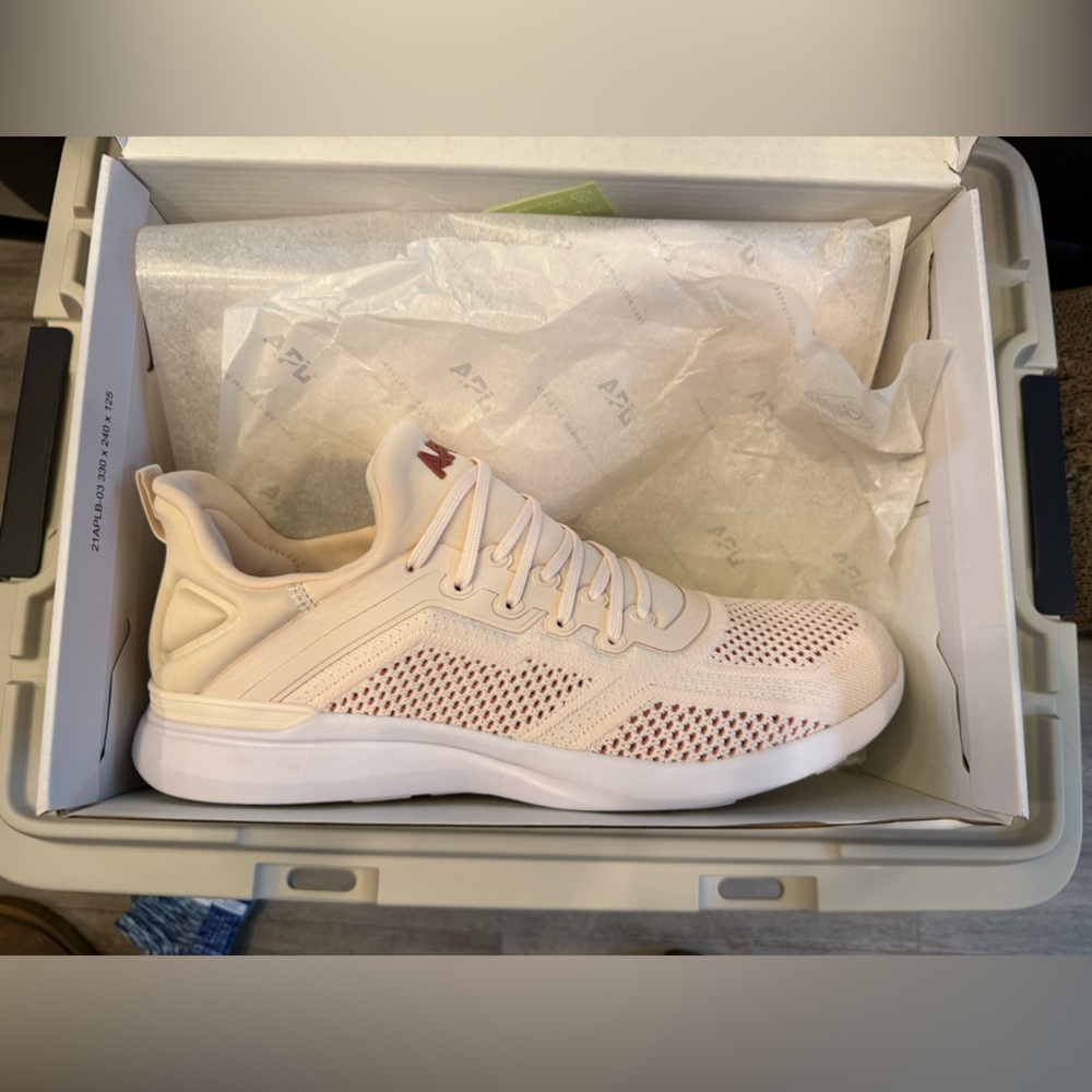 APL MENS TECHLOOM TRACER
ATHLETIC PROPULSION LABS 
MENS SIZE 12